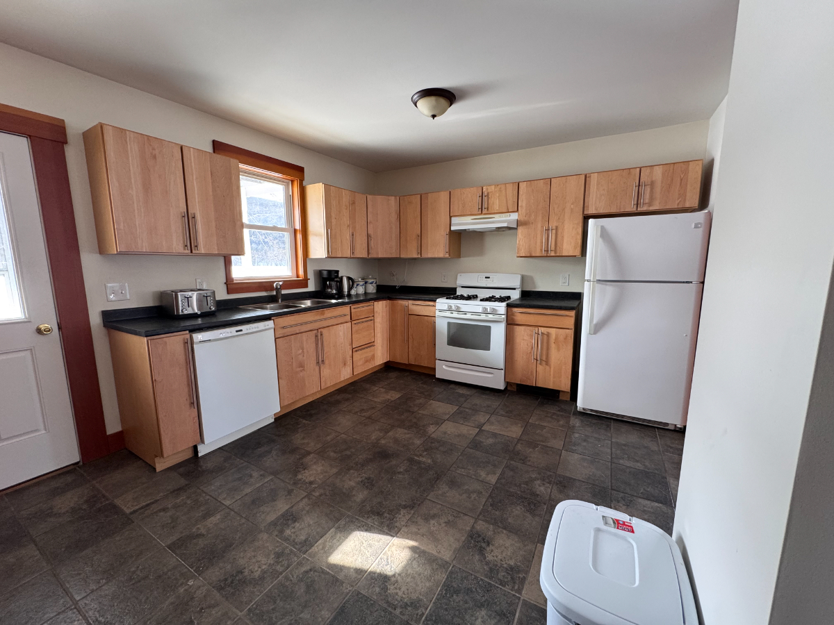 Charming & Updated Duplex in Waterbury Village with Mountain Views & Walkable Location -- Pet Friend - Photo 2