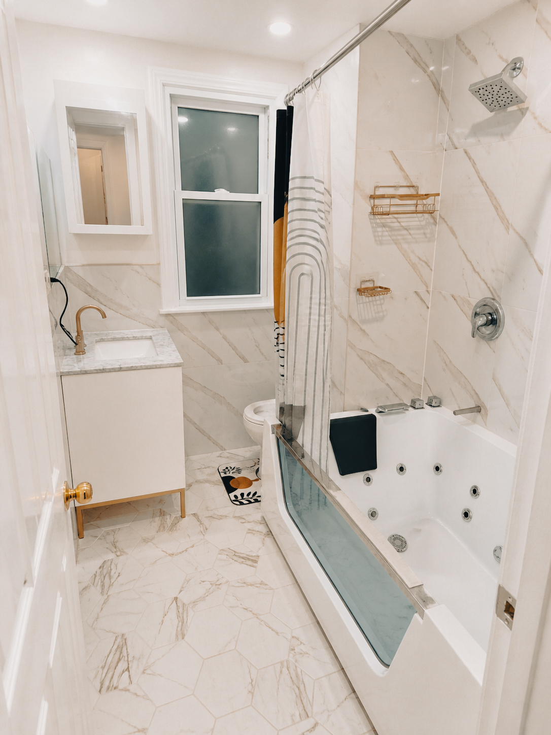 2BR Apt in House by JFK Airport, New York with Jacuzzi Tub - Photo 4
