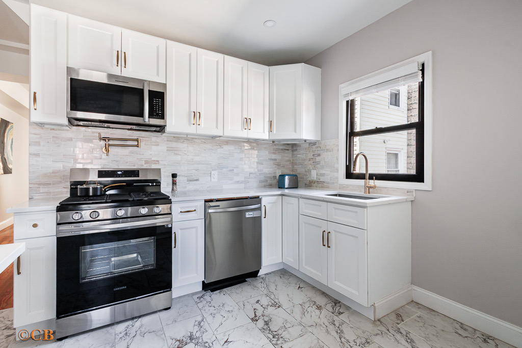 Fully Renovated Private House w/ Outdoor Space, Workspace & Laundry - Near Brooklyn College, Kings C - Photo 7