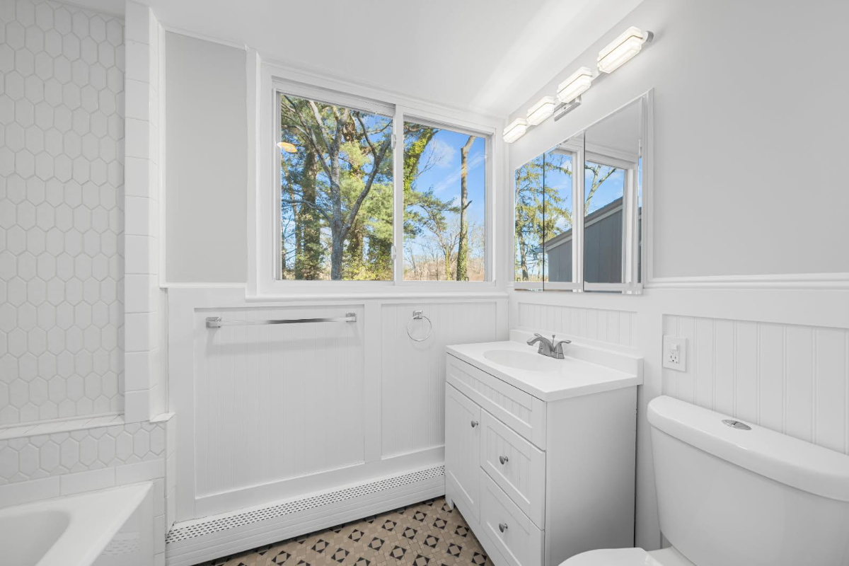 Recently Remodeled 4BR 2BA Apartment With Private Pool Near Major Hospitals & Train Station - Photo 11