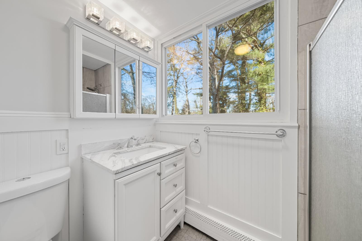 Recently Remodeled 4BR 2BA Apartment With Private Pool Near Major Hospitals & Train Station - Photo 8
