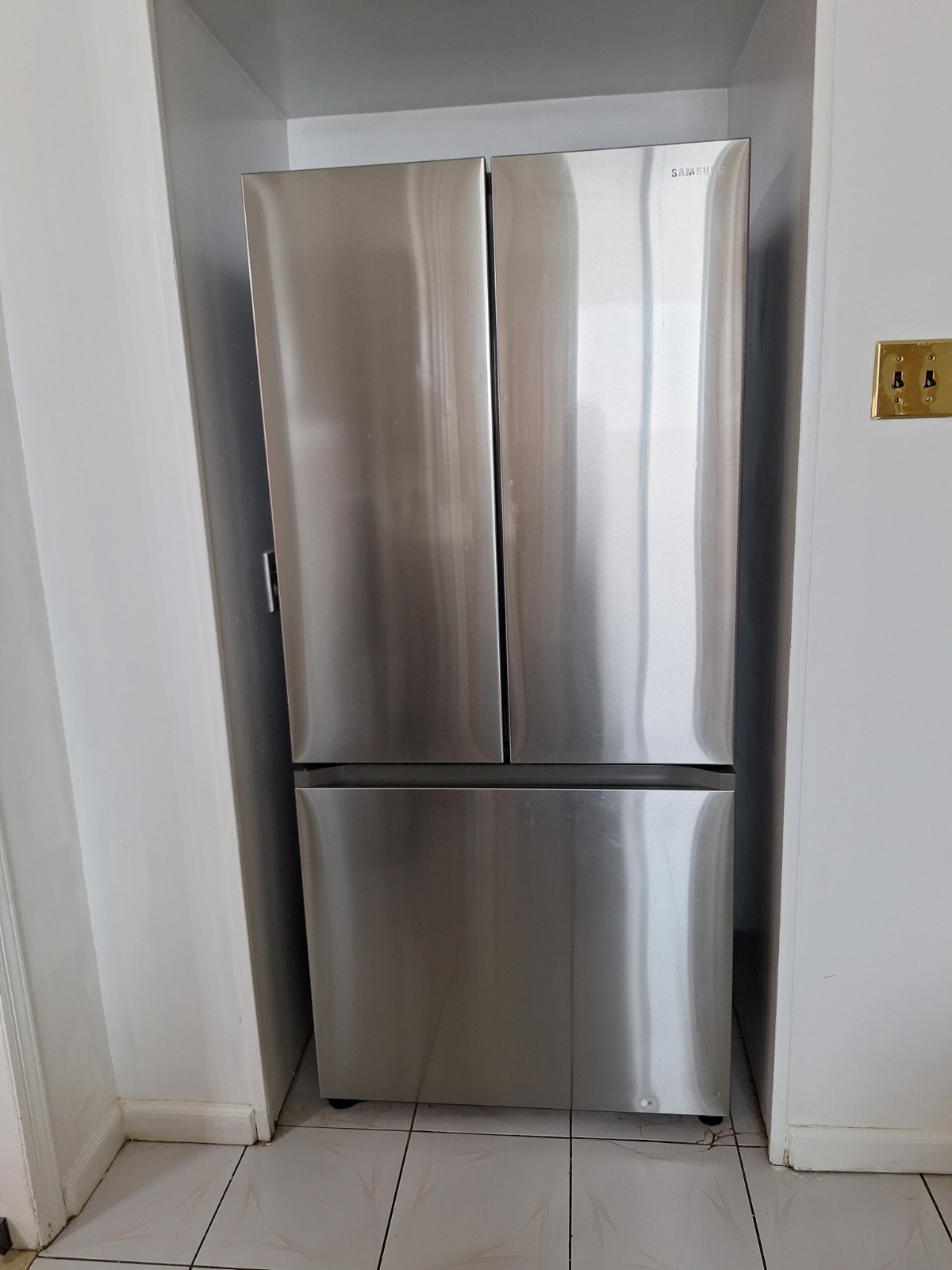 Spacious 3 Bedroom Apartment with In Unit Laundry and Private Parking Option - Photo 3
