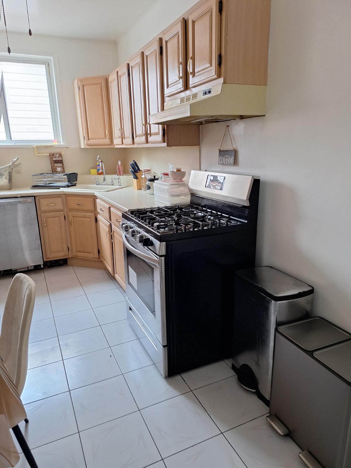 Spacious 3 Bedroom Apartment with In Unit Laundry and Private Parking Option - Photo 1