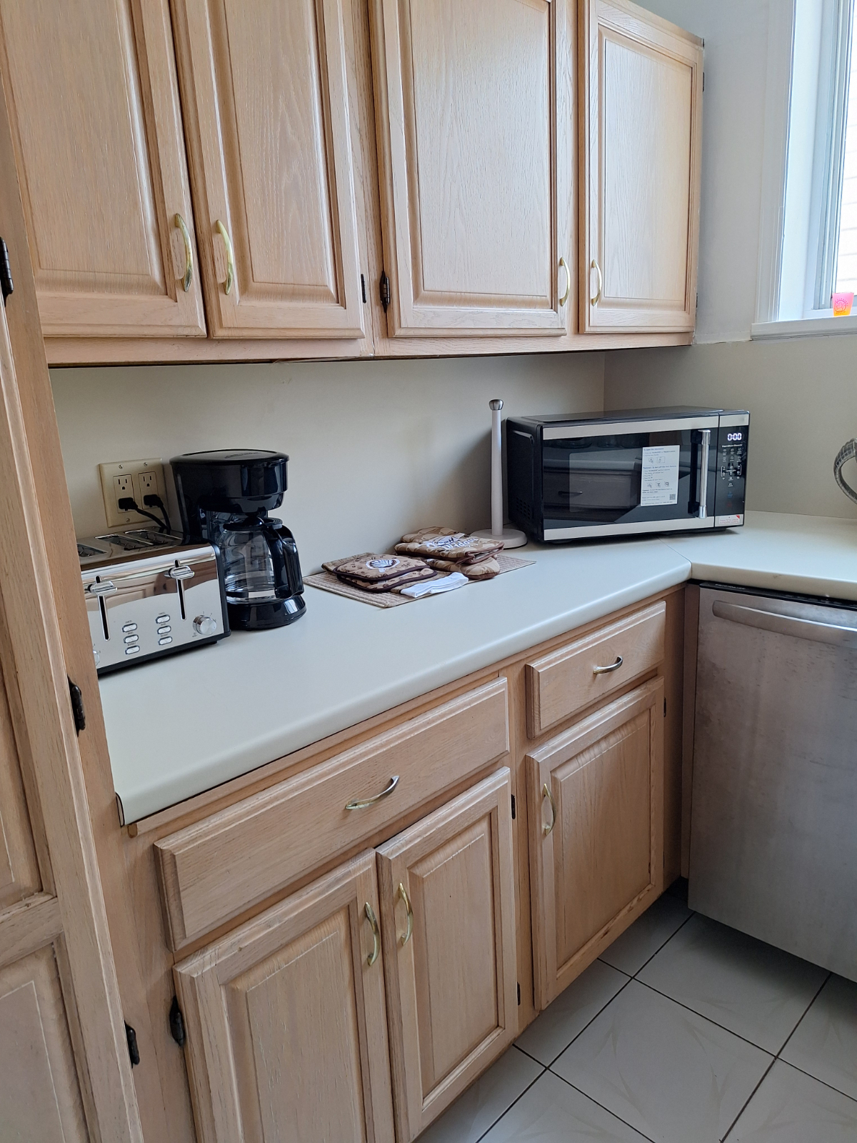 Spacious 3 Bedroom Apartment with In Unit Laundry and Private Parking Option - Photo 2