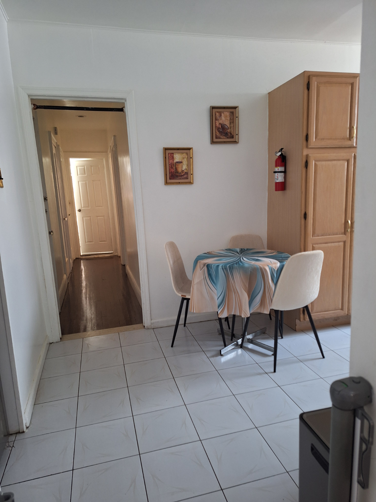 Spacious 3 Bedroom Apartment with In Unit Laundry and Private Parking Option - Photo 4