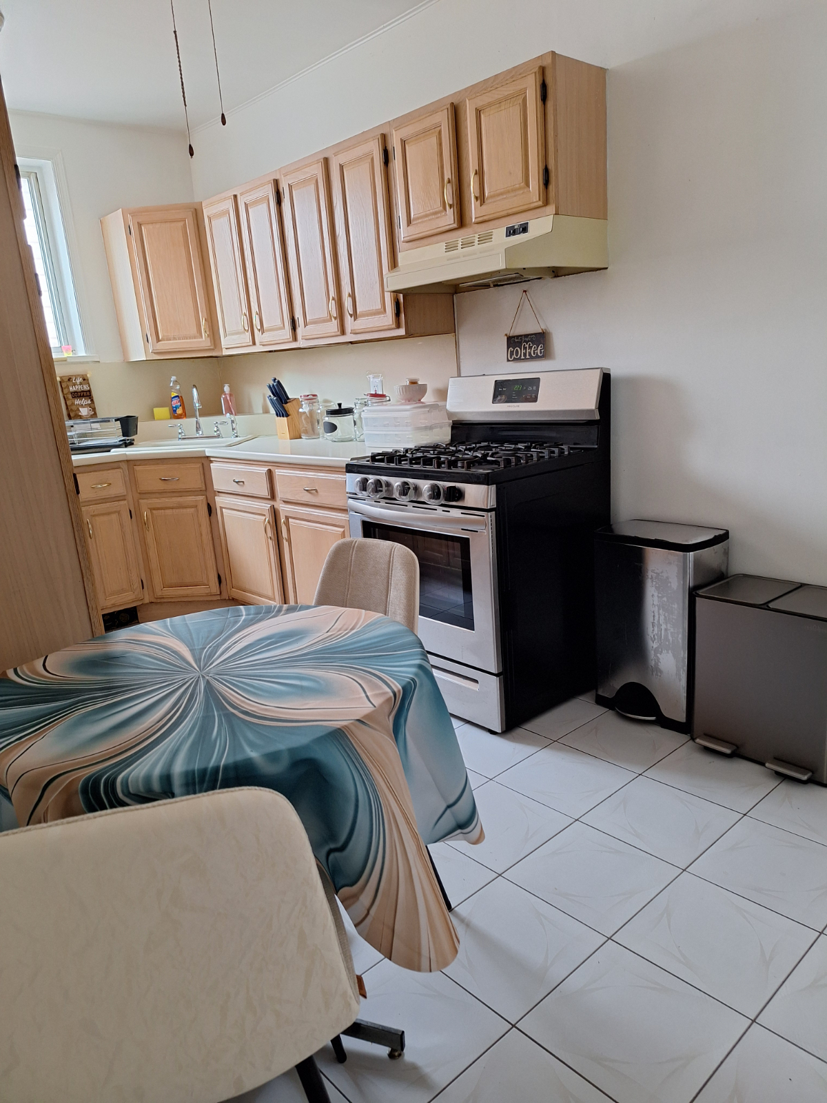 Spacious 3 Bedroom Apartment with In Unit Laundry and Private Parking Option - Photo 5