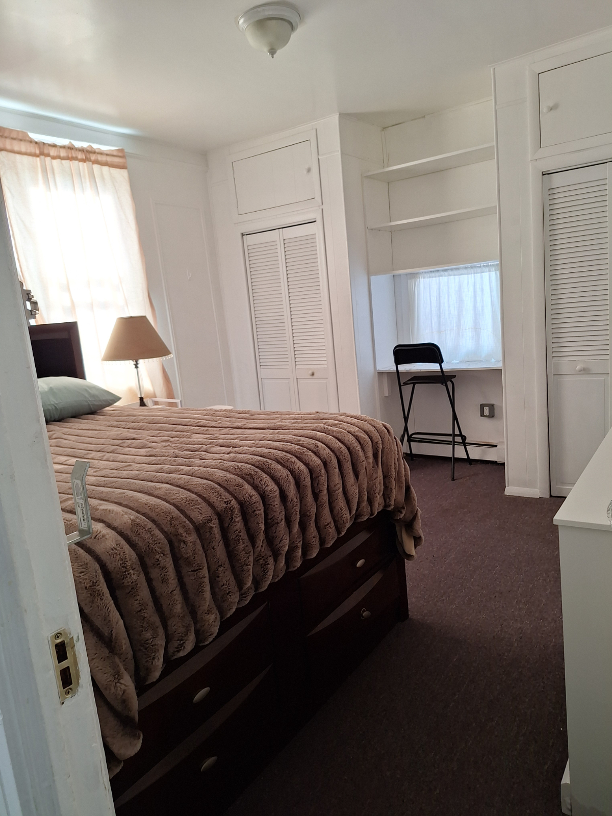 Spacious 3 Bedroom Apartment with In Unit Laundry and Private Parking Option - Photo 6