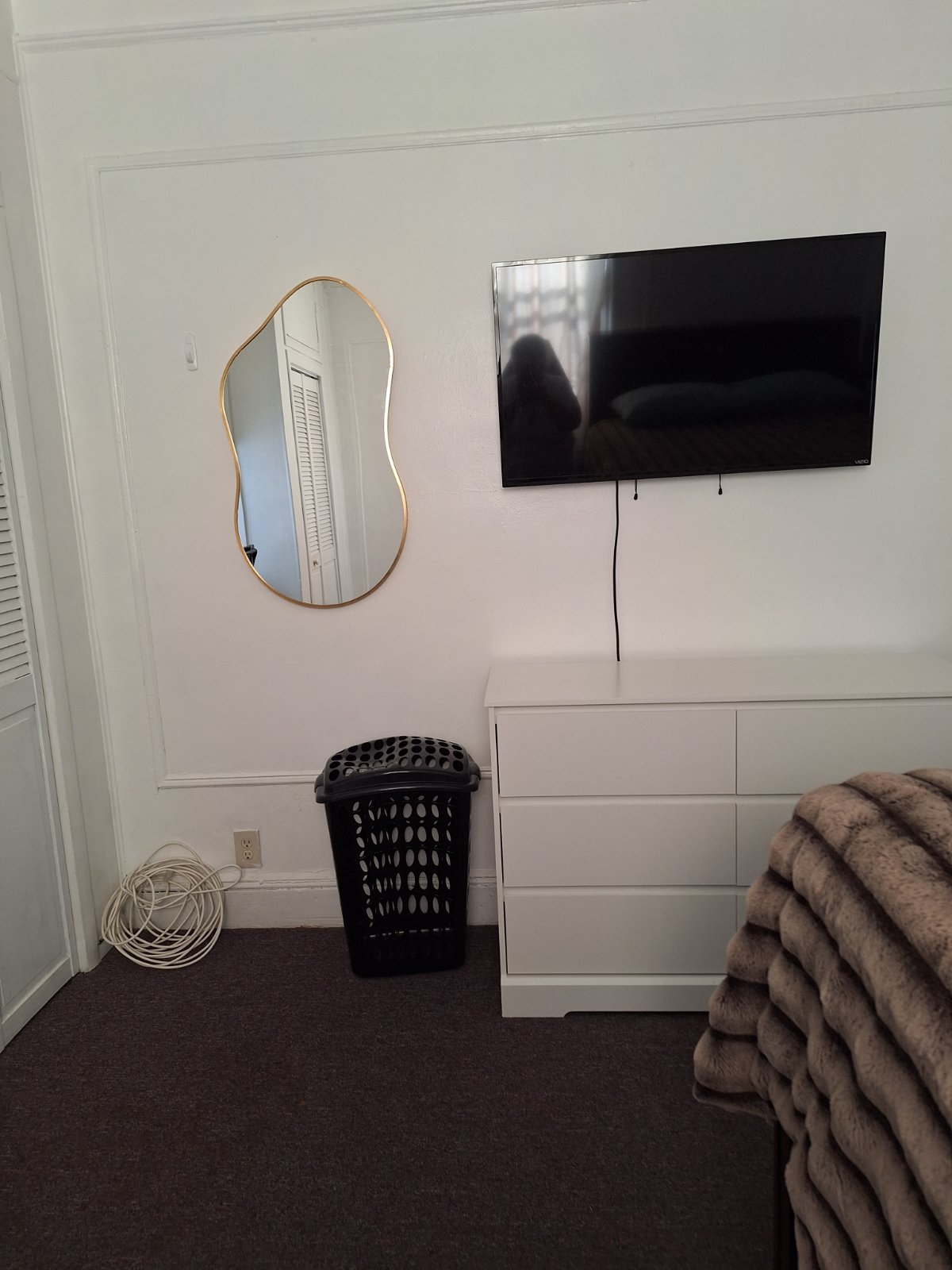Spacious 3 Bedroom Apartment with In Unit Laundry and Private Parking Option - Photo 9