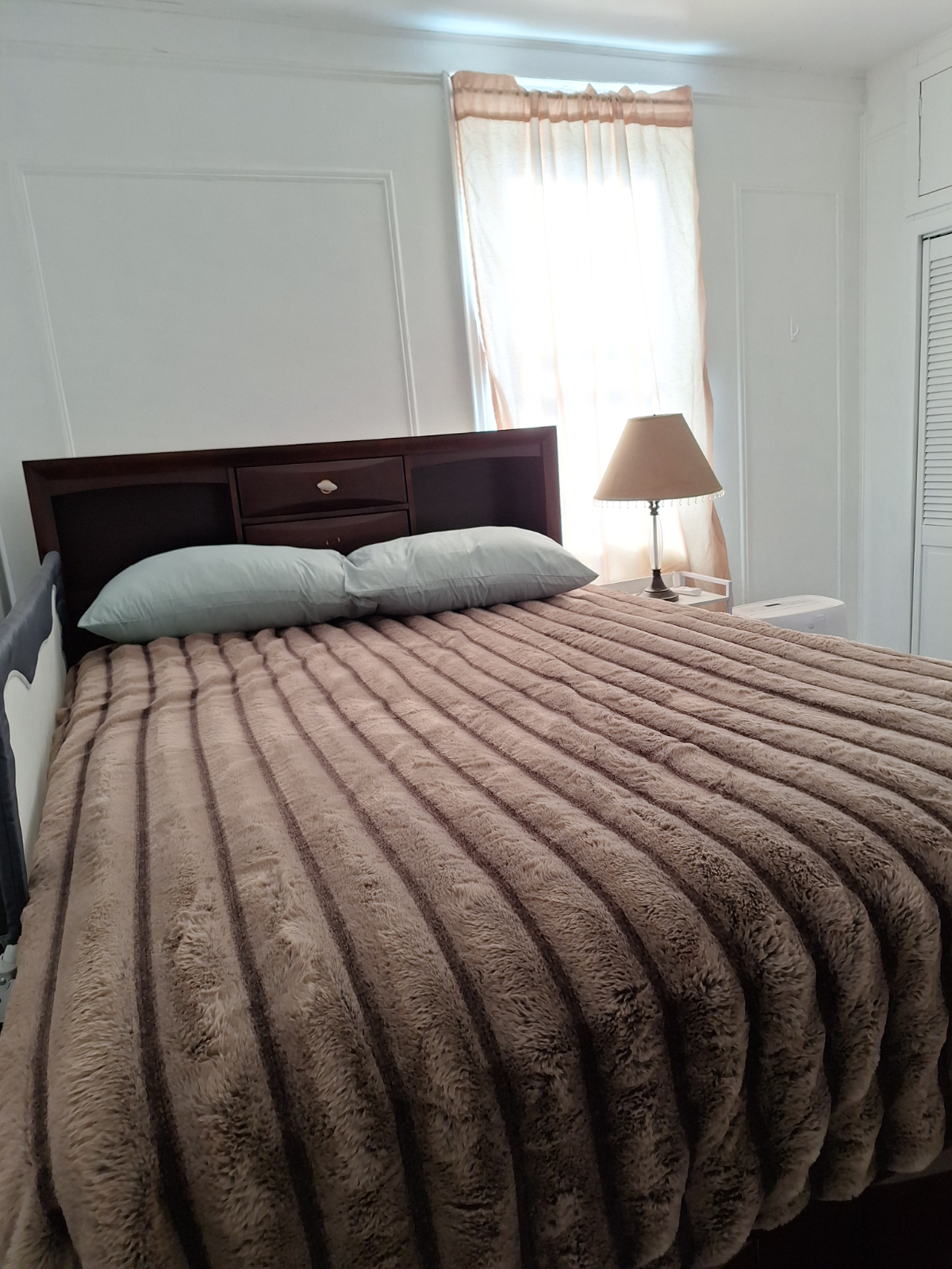 Spacious 3 Bedroom Apartment with In Unit Laundry and Private Parking Option - Photo 10