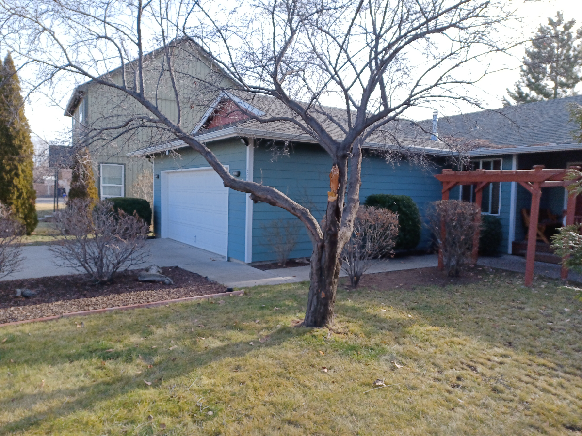 Comfortable Two-Bedroom Home with Flexible Office Space and Fully Equipped Kitchen - Photo 1