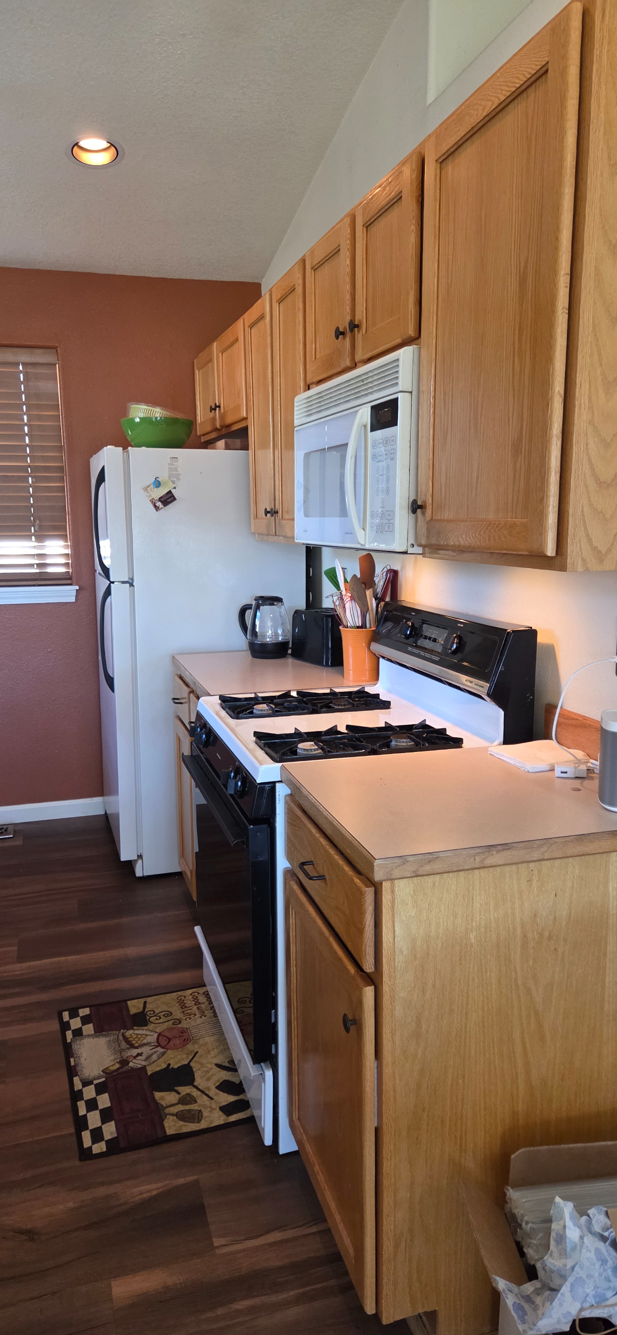 Comfortable Two-Bedroom Home with Flexible Office Space and Fully Equipped Kitchen - Photo 4