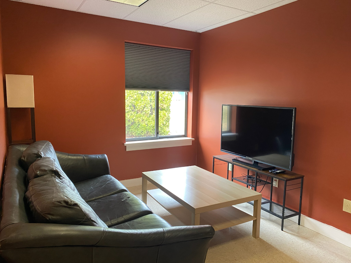 Pinecrest Suites - Flexible, Hotel-Like Stays with Modern Amenities - Photo 10