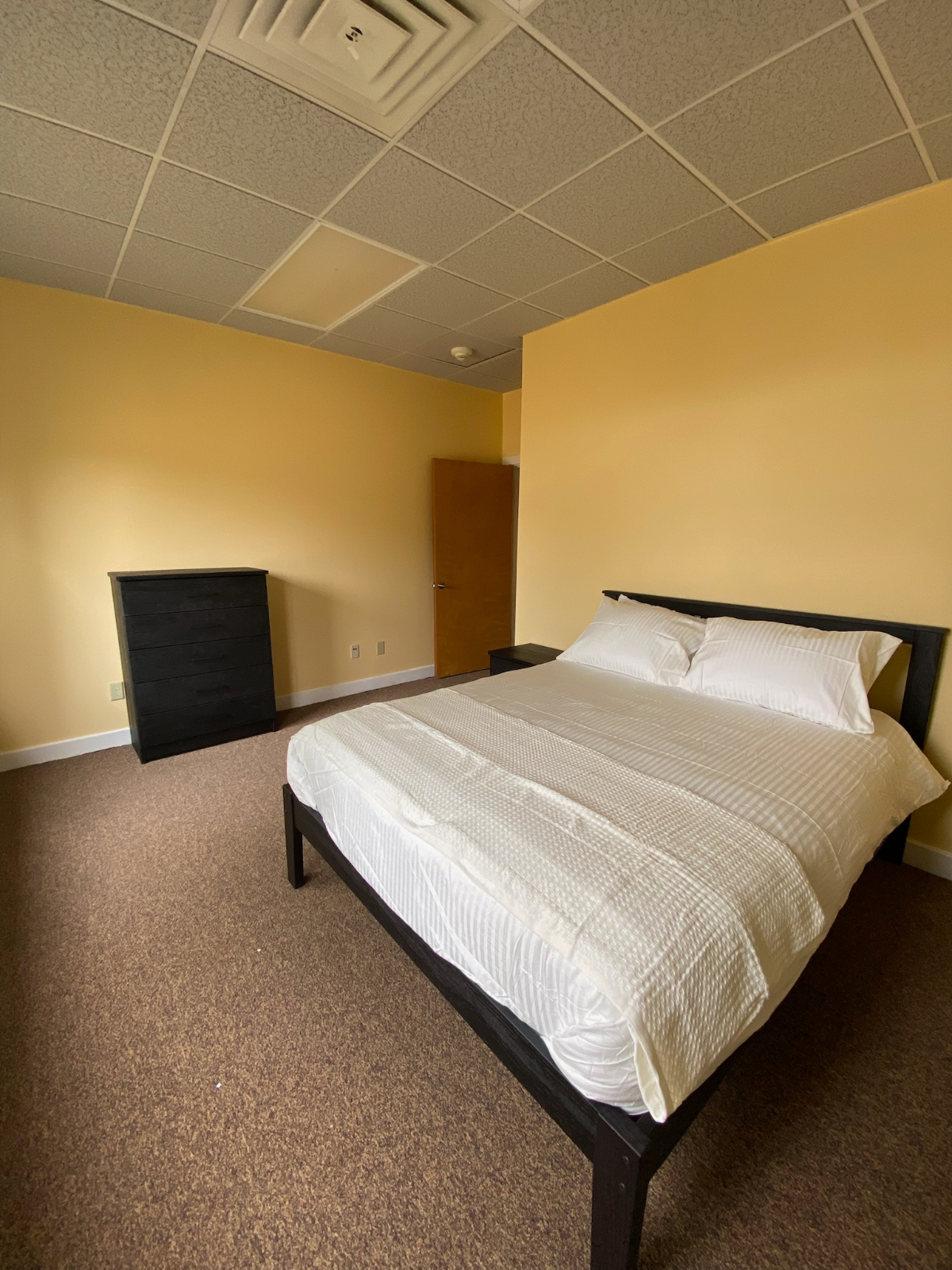 Pinecrest Suites - Flexible, Hotel-Like Stays with Modern Amenities - Photo 11