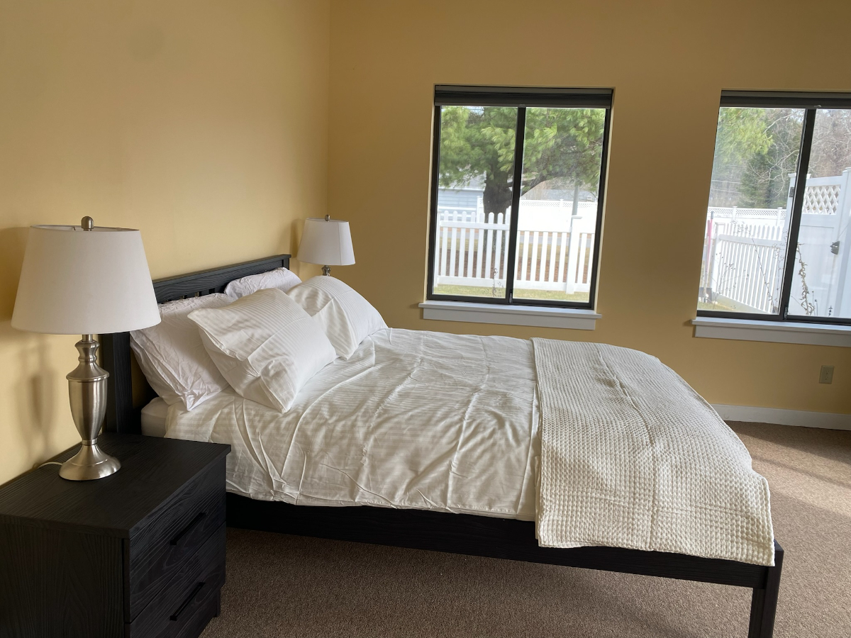 Pinecrest Suites - Flexible, Hotel-Like Stays with Modern Amenities - Photo 7