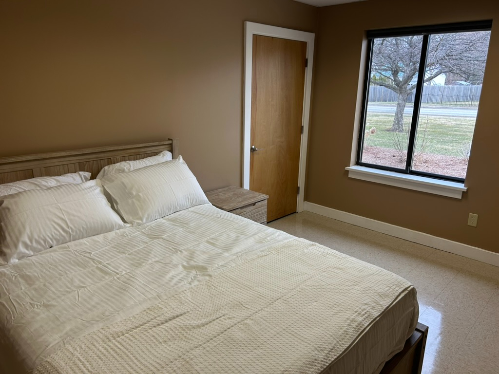 Pinecrest Suites - Flexible, Hotel-Like Stays with Modern Amenities - Photo 12