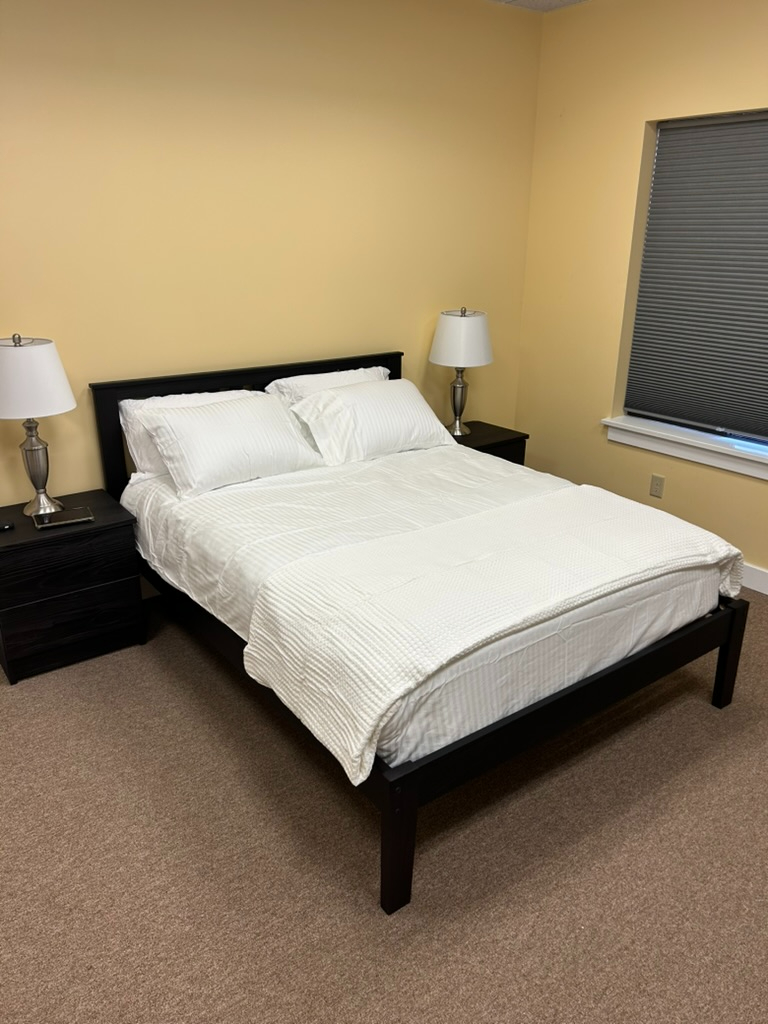 Pinecrest Suites - Flexible, Hotel-Like Stays with Modern Amenities - Photo 8