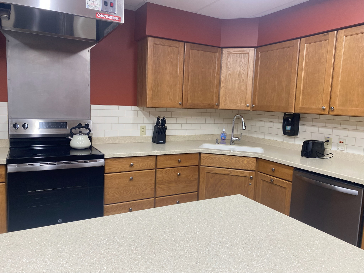 Pinecrest Suites - Flexible, Hotel-Like Stays with Modern Amenities - Photo 4