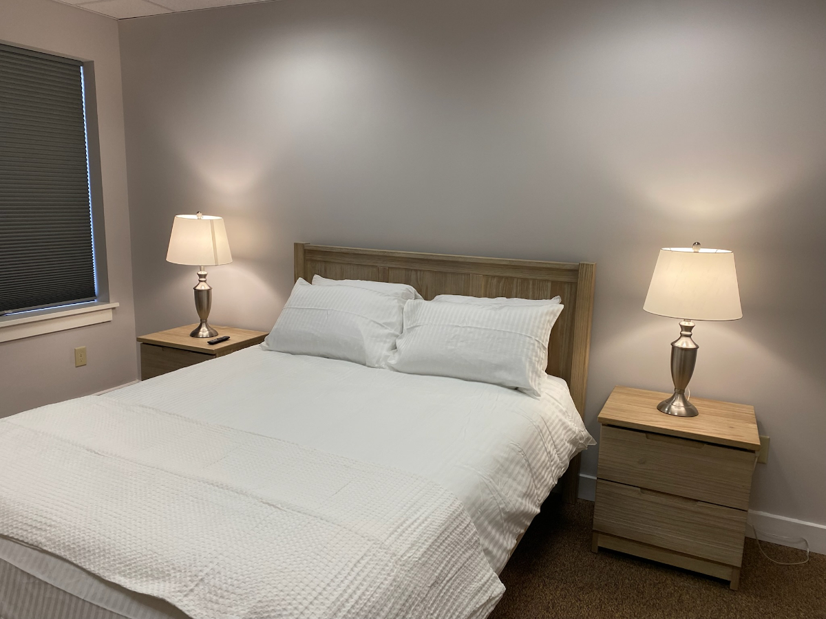 Pinecrest Suites - Flexible, Hotel-Like Stays with Modern Amenities - Photo 2