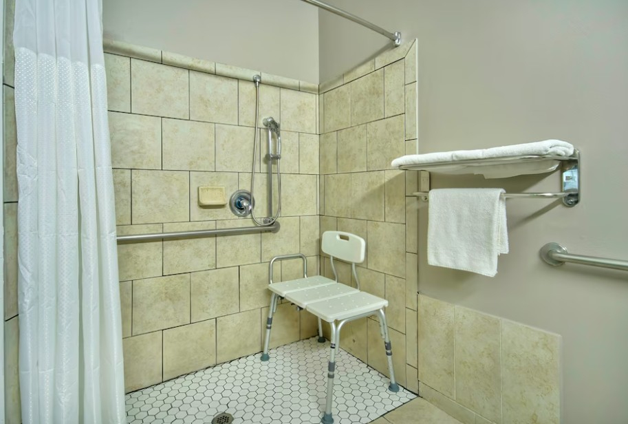 Queen Suite - 1 - Photo 3