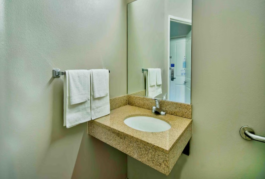 Queen Suite - 1 - Photo 6