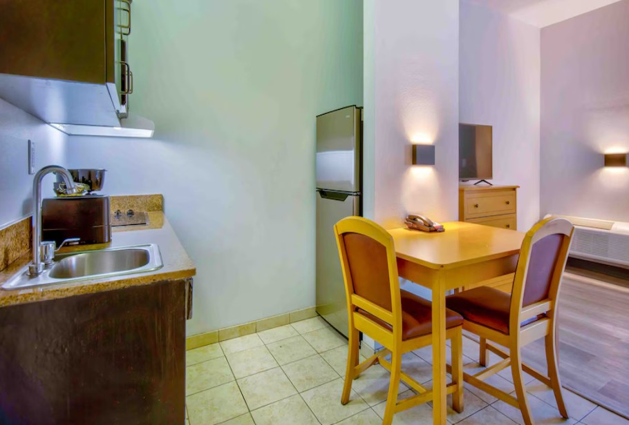 Queen Suite - 1 - Photo 6