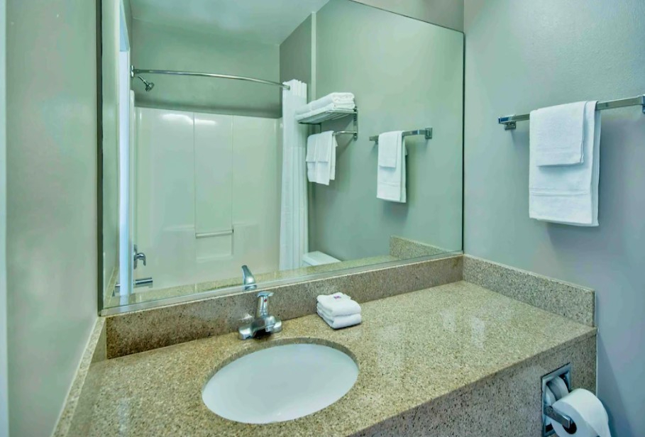 Queen Suite - 1 - Photo 5
