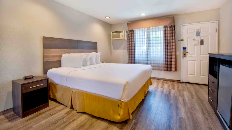 King Suite - 1 - Photo 1