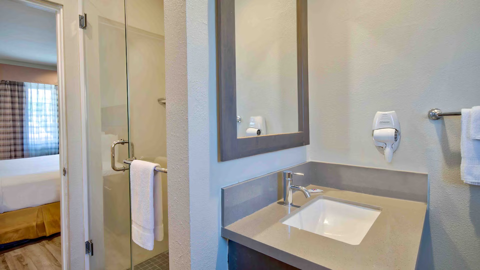 King Suite - 1 - Photo 4