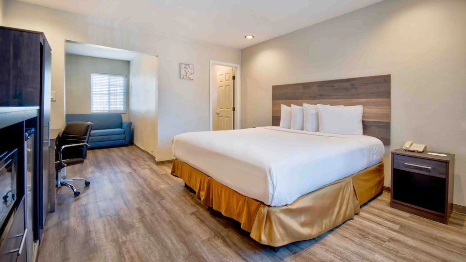King Suite - 1 - Photo 1