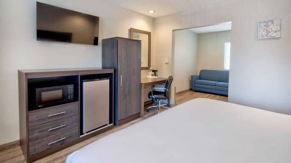 King Suite - 1 - Photo 2