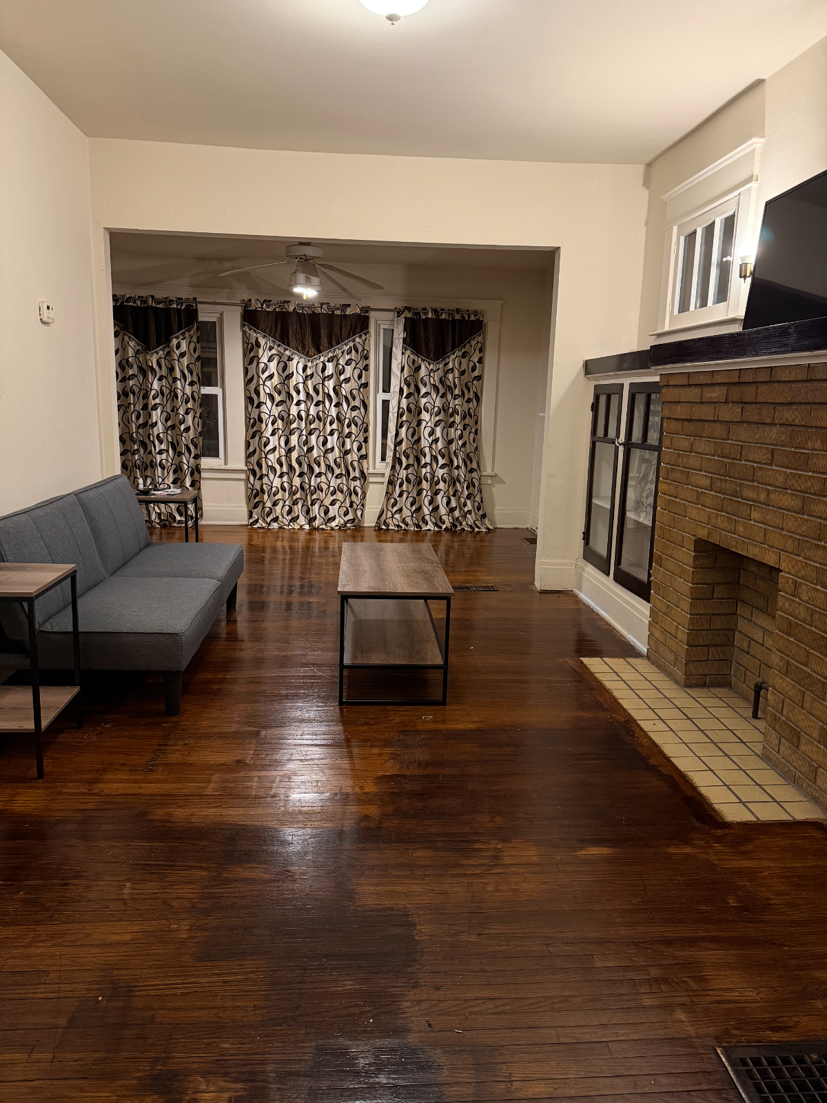 4 Private Rooms Available - Female-Only Home with Similar Layouts - Photo 3