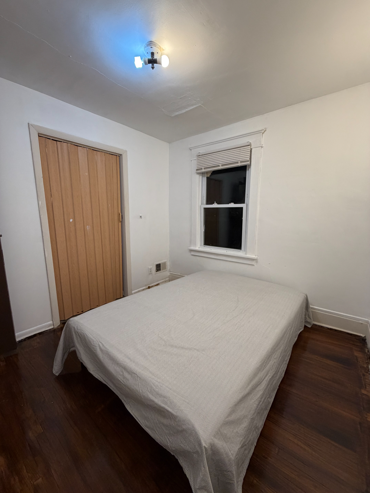 4 Private Rooms Available - Female-Only Home with Similar Layouts - Photo 7