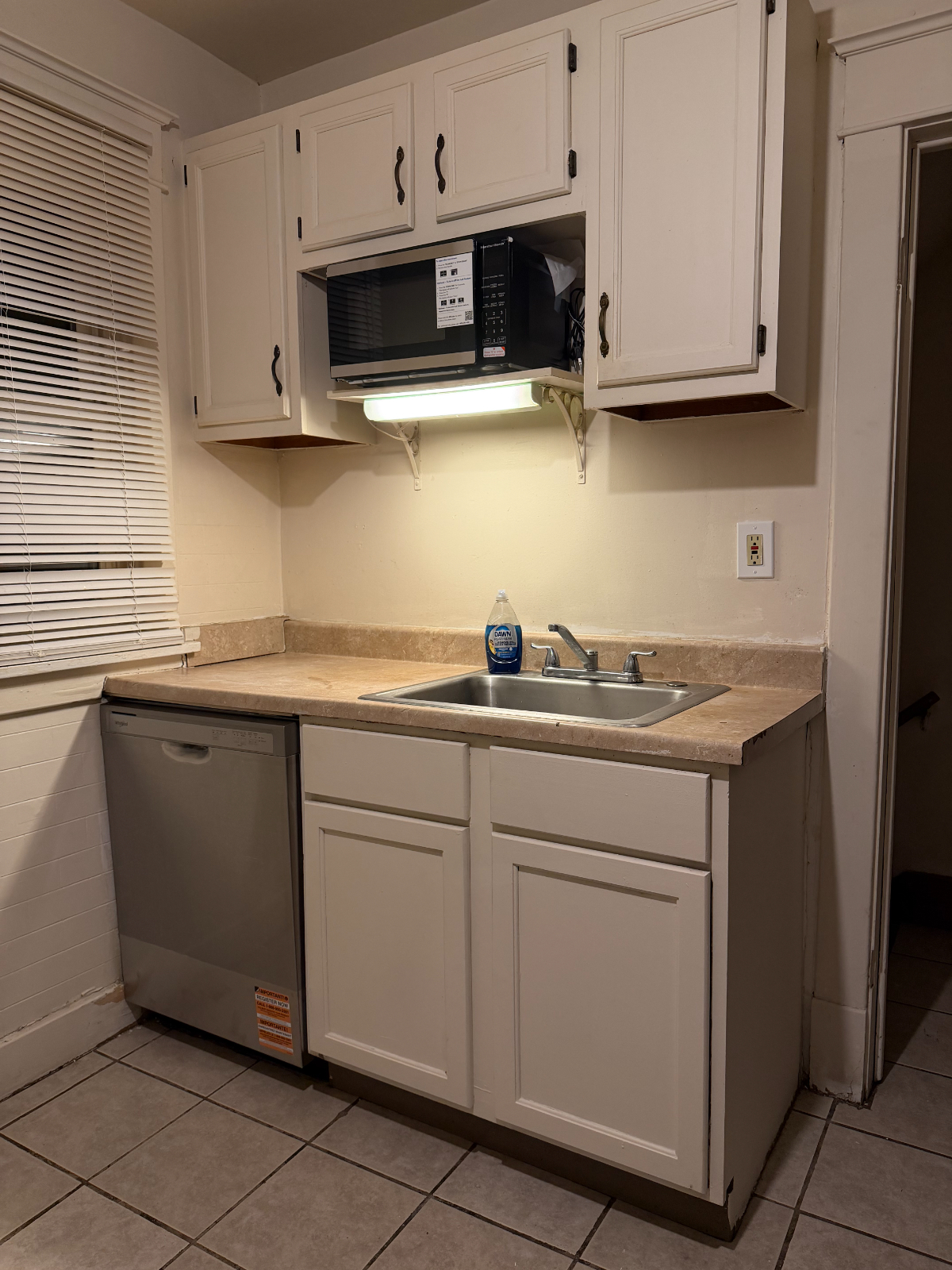 4 Private Rooms Available - Female-Only Home with Similar Layouts - Photo 9