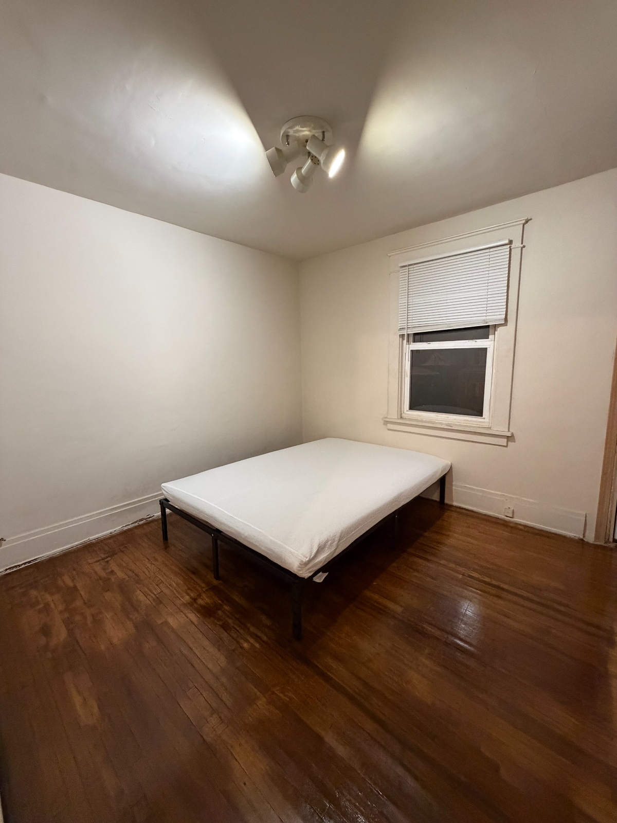 4 Private Rooms Available - Female-Only Home with Similar Layouts - Photo 12