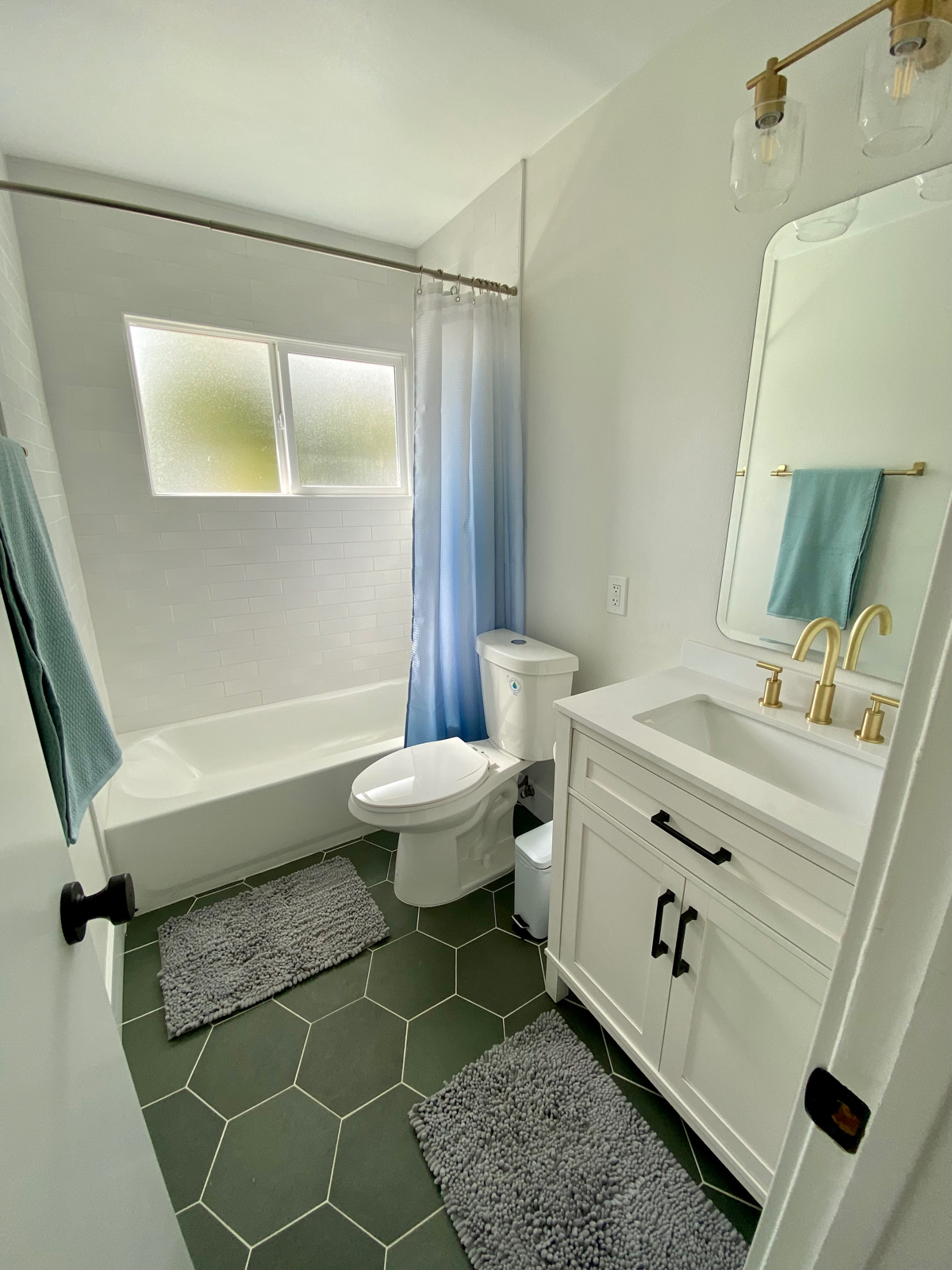 Private room with a private bathroom and office - Photo 3