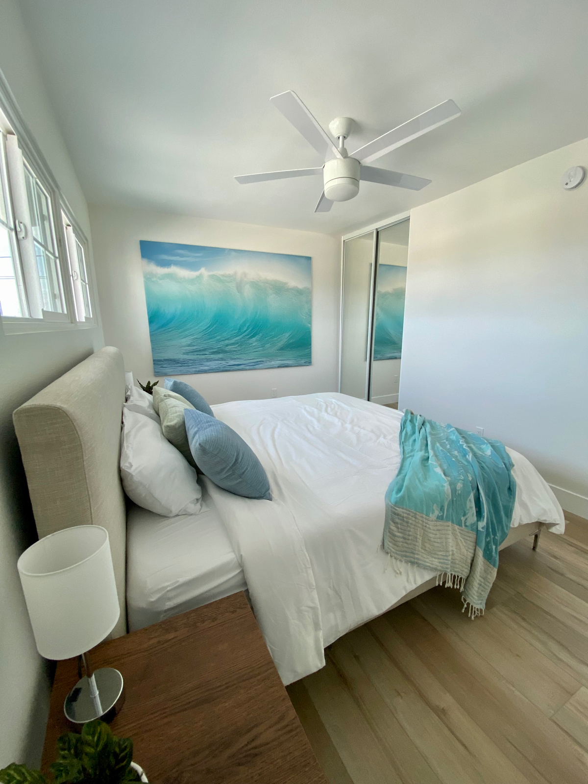 Private room with a private bathroom and office - Photo 2