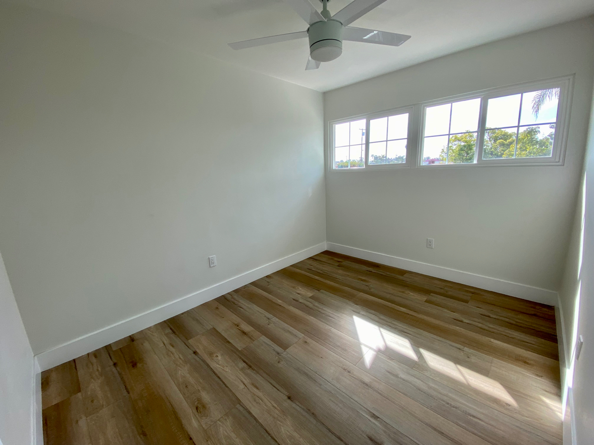 Private room with a private bathroom and office - Photo 4