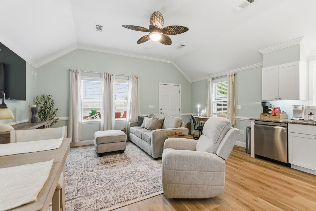 Comfortable 1BR Cottage Near Downtown & Hospital - Ideal for Working Professionals - Photo 3