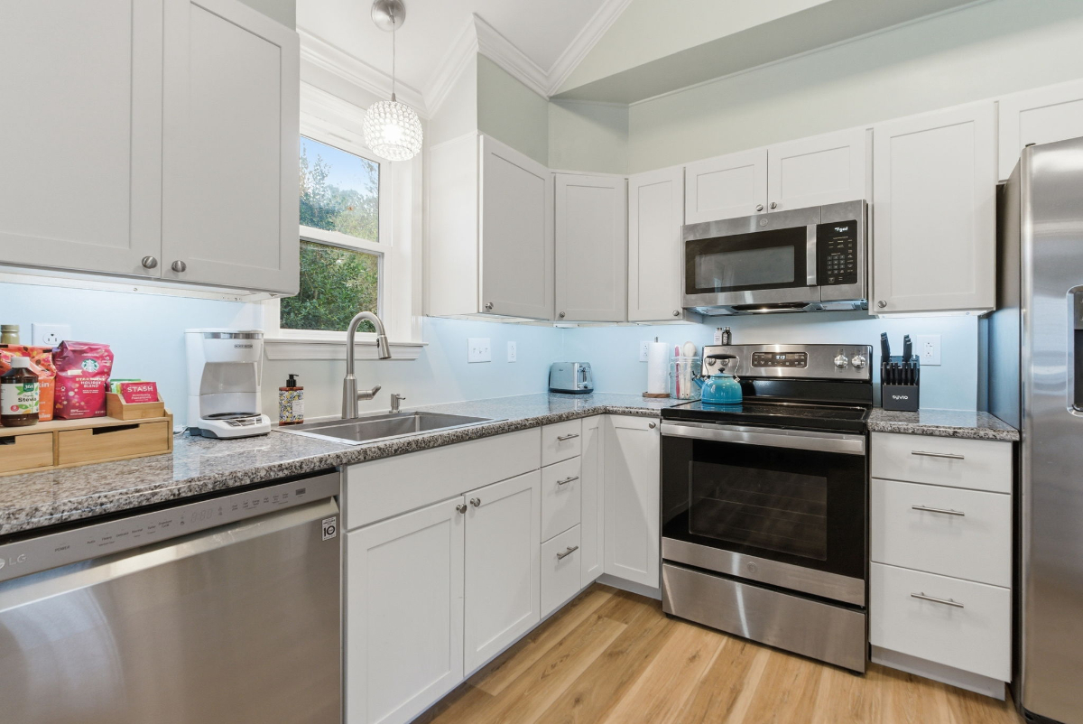 Comfortable 1BR Cottage Near Downtown & Hospital - Ideal for Working Professionals - Photo 12
