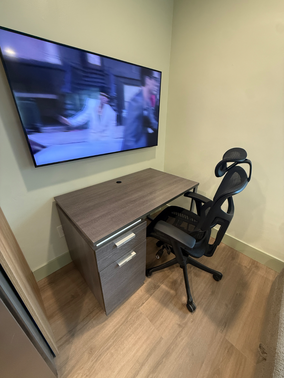 1 BED 1 BATH Designer Suite w/ Full Kitchen, W/D, Fiber Internet, & Small Gym - Photo 5