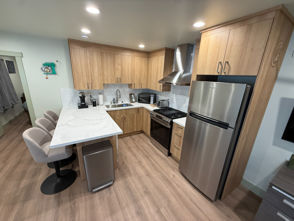 1 BED 1 BATH Designer Suite w/ Full Kitchen, W/D, Fiber Internet, & Small Gym - Photo 2