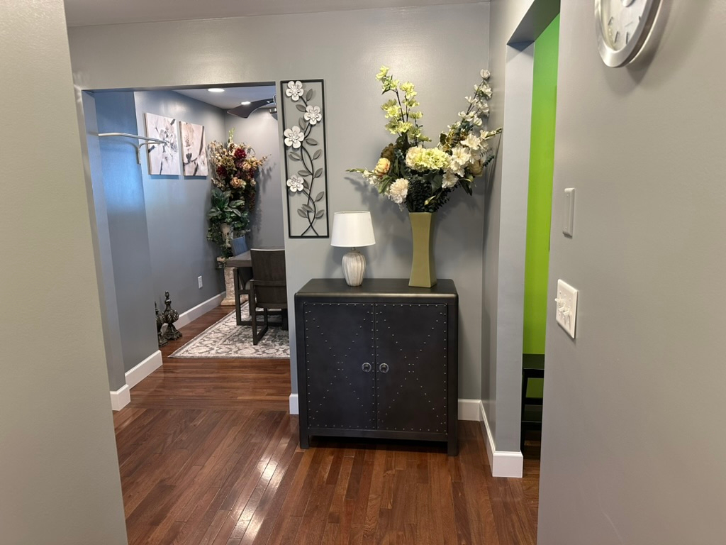 Fashionable Home Downtown - Photo 10