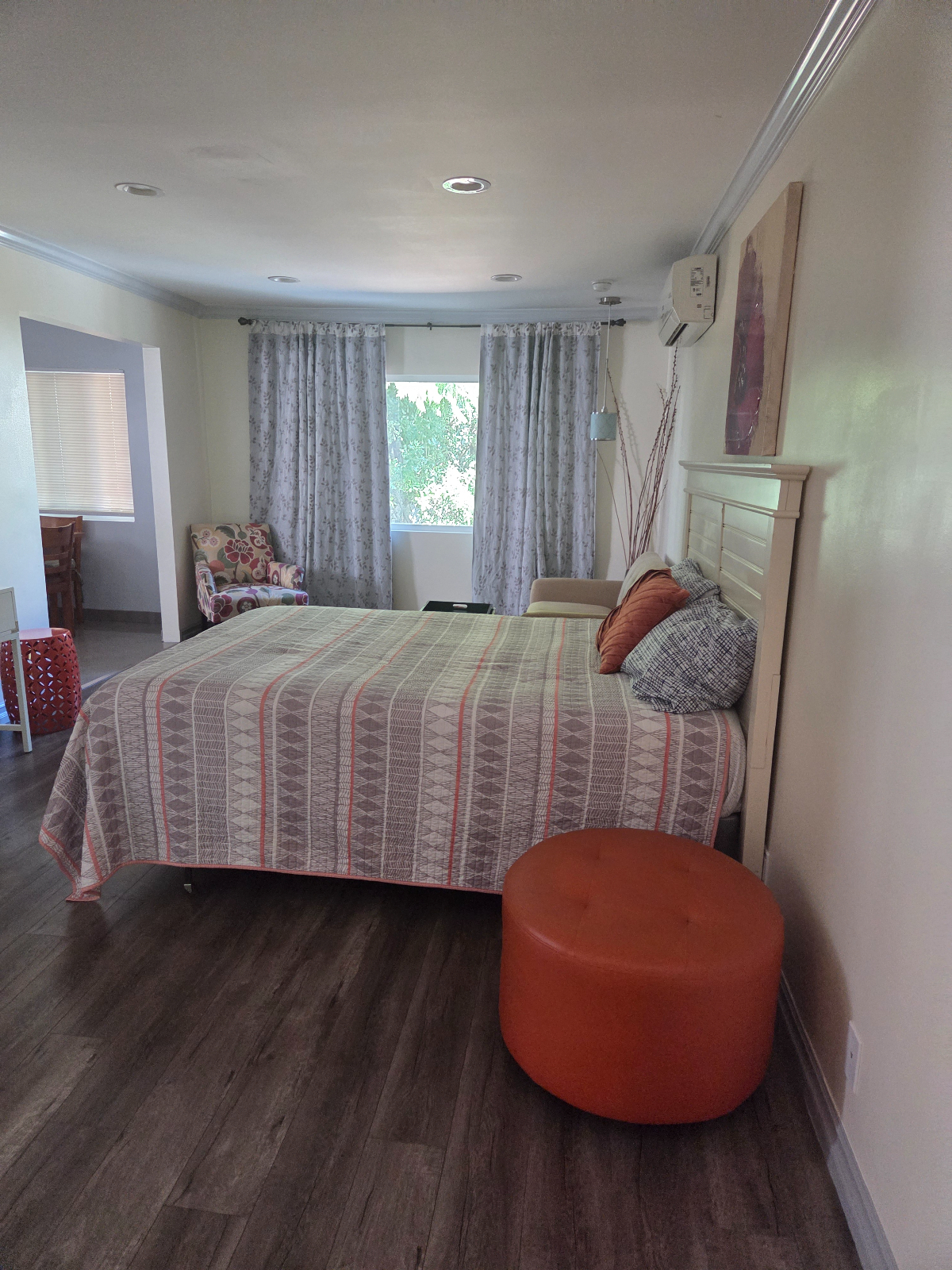 Single Specious apartment in Hollywood - Photo 1