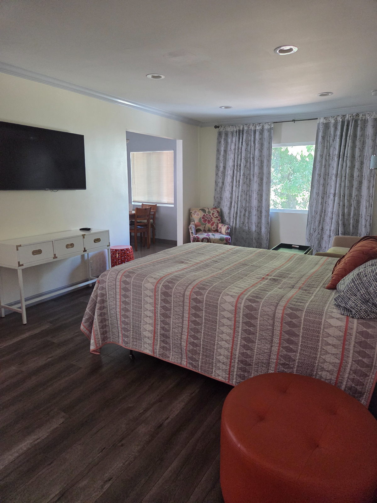 Single Specious apartment in Hollywood - Photo 2
