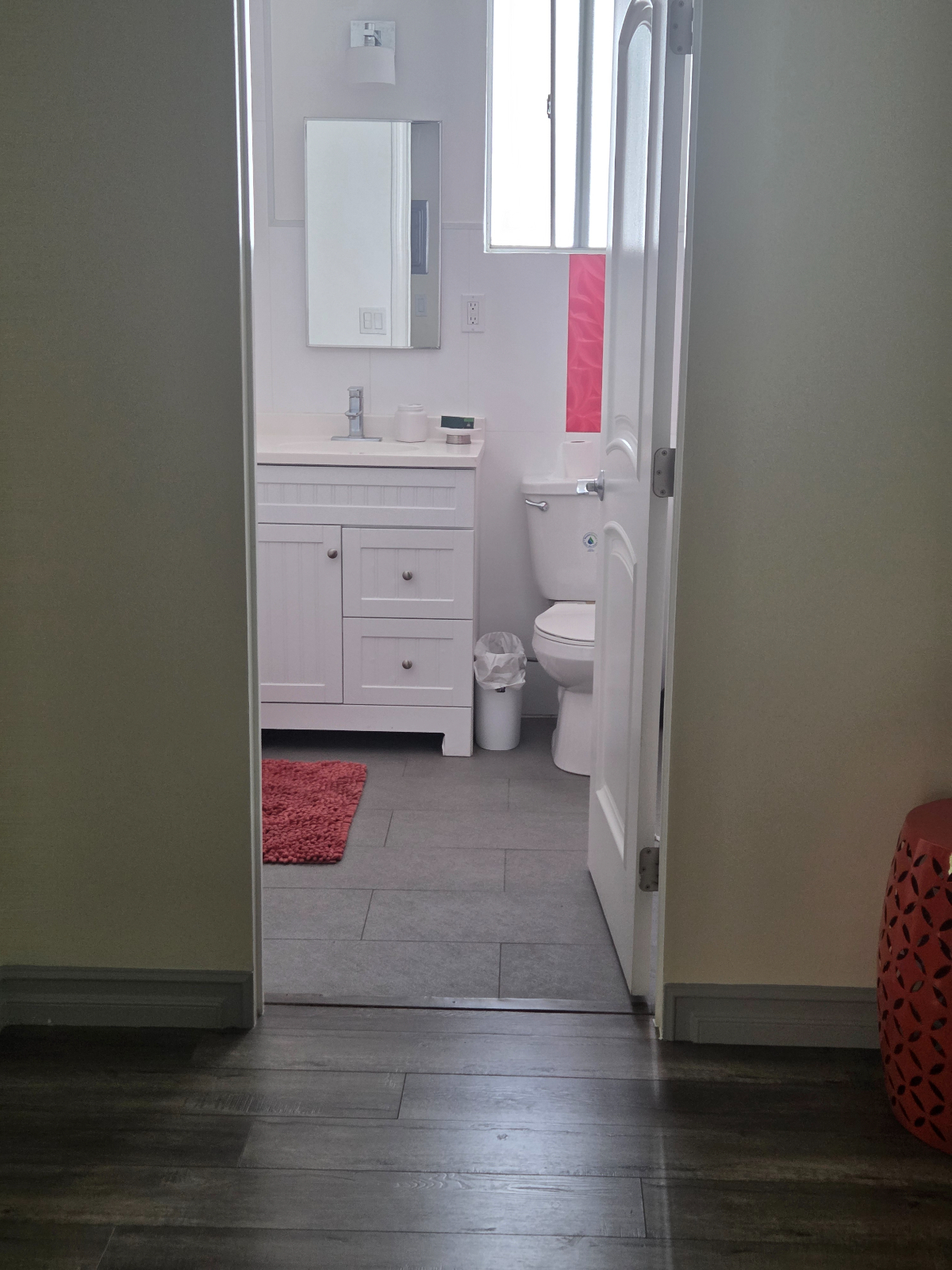 Single Specious apartment in Hollywood - Photo 3