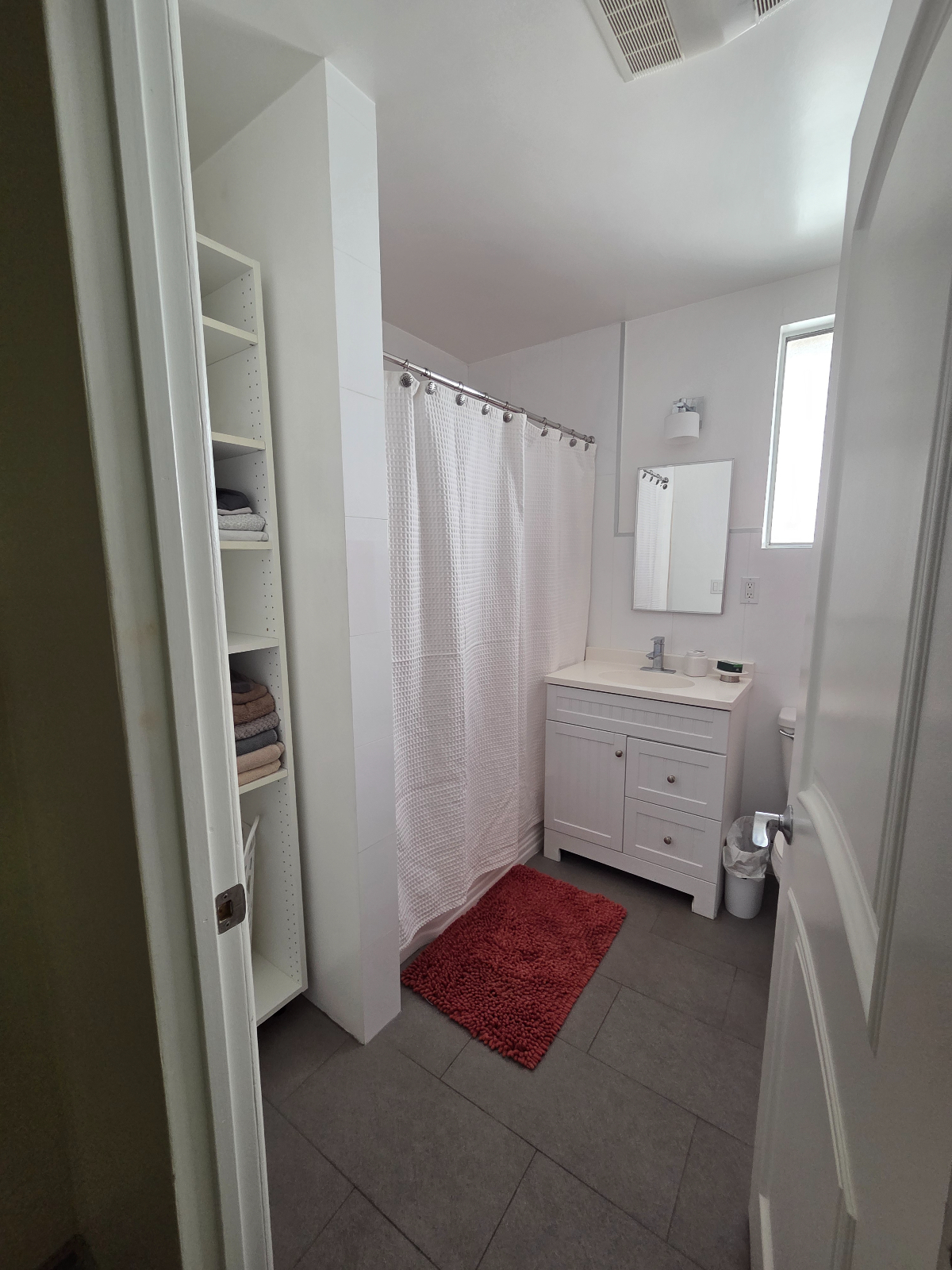 Single Specious apartment in Hollywood - Photo 4
