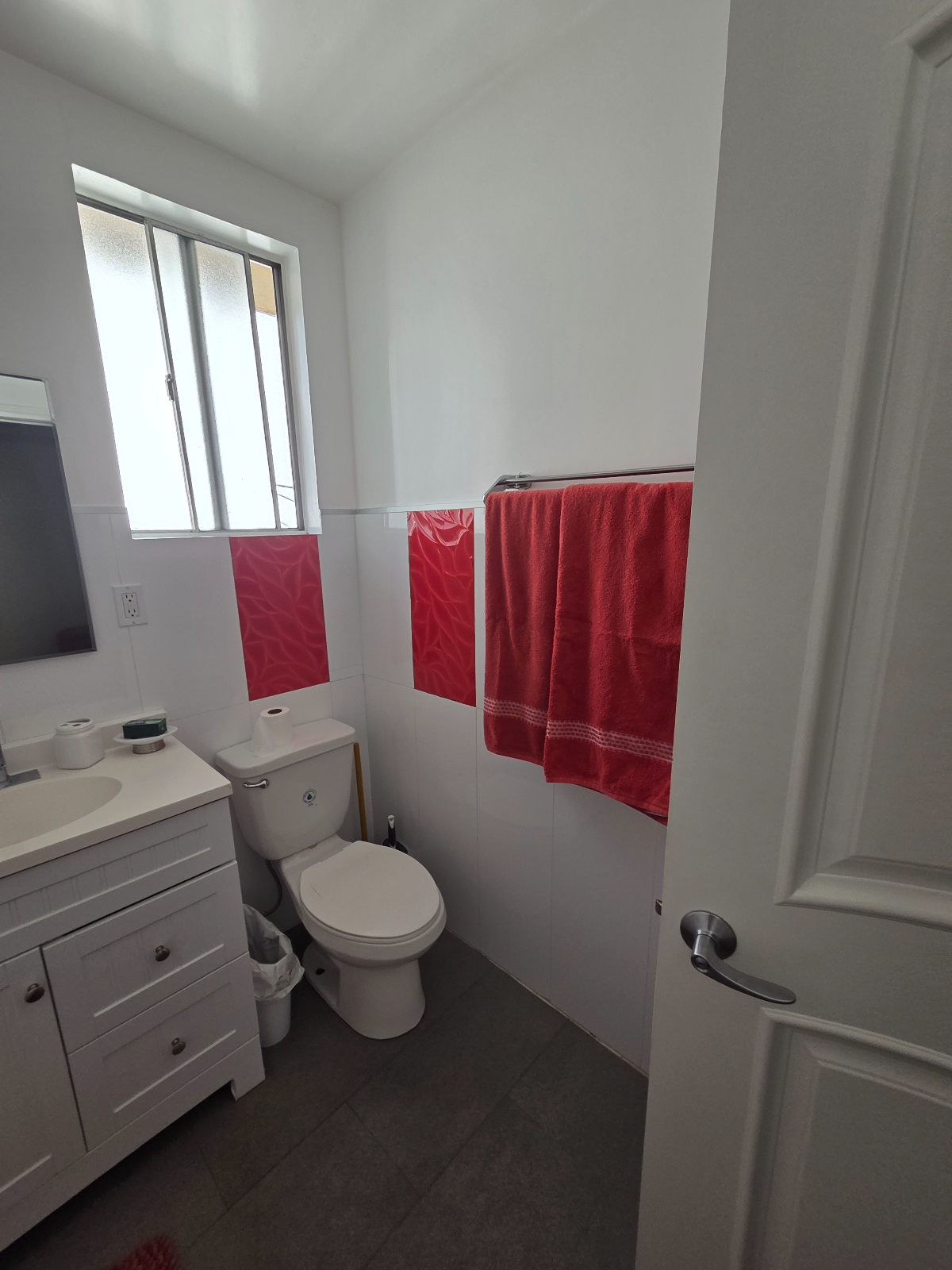 Single Specious apartment in Hollywood - Photo 5