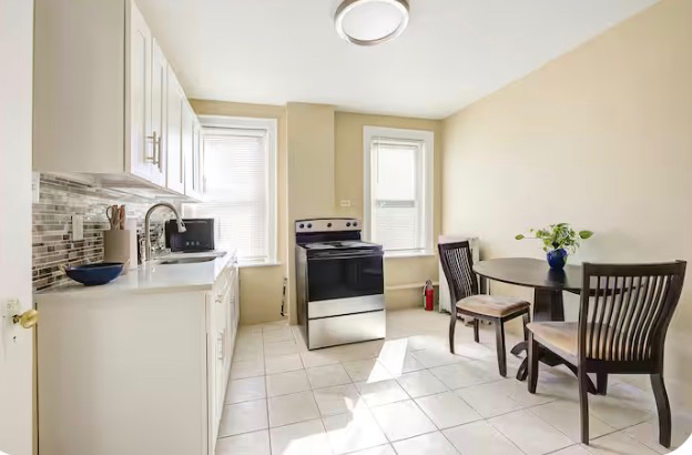 Cozy Top Floor Bedroom Retreat in a Quiet Neighborhood Steps from Parks and Transit - Photo 1