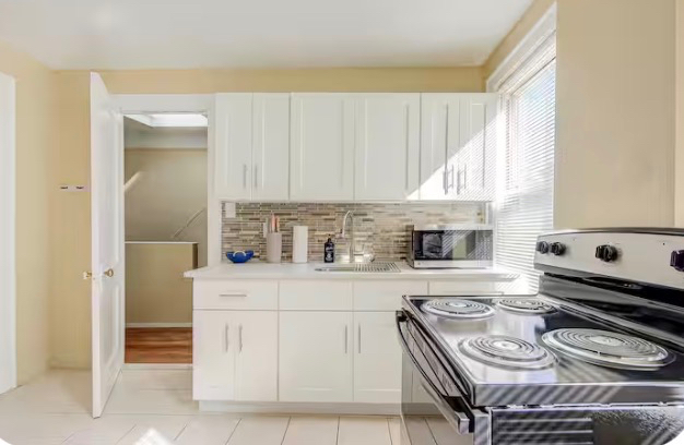 Cozy Top Floor Bedroom Retreat in a Quiet Neighborhood Steps from Parks and Transit - Photo 2