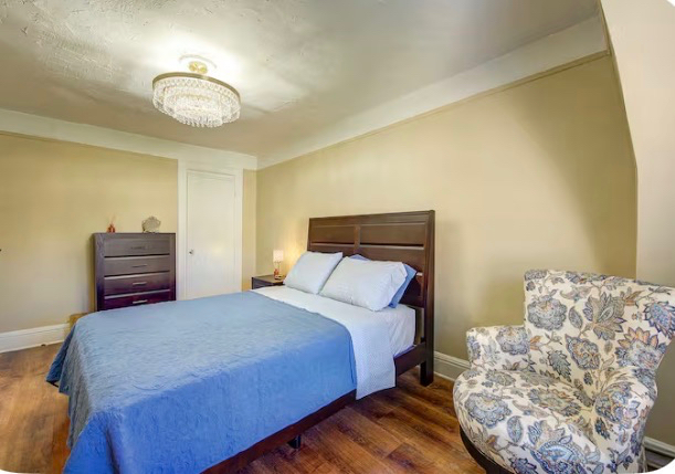 Cozy Top Floor Bedroom Retreat in a Quiet Neighborhood Steps from Parks and Transit - Photo 6